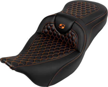 Asiento Honeycomb Roadsofa™ - Asiento RoadSofa™ - Honeycomb - Costura naranja - sin respaldo - FLH/FLT '08-'23