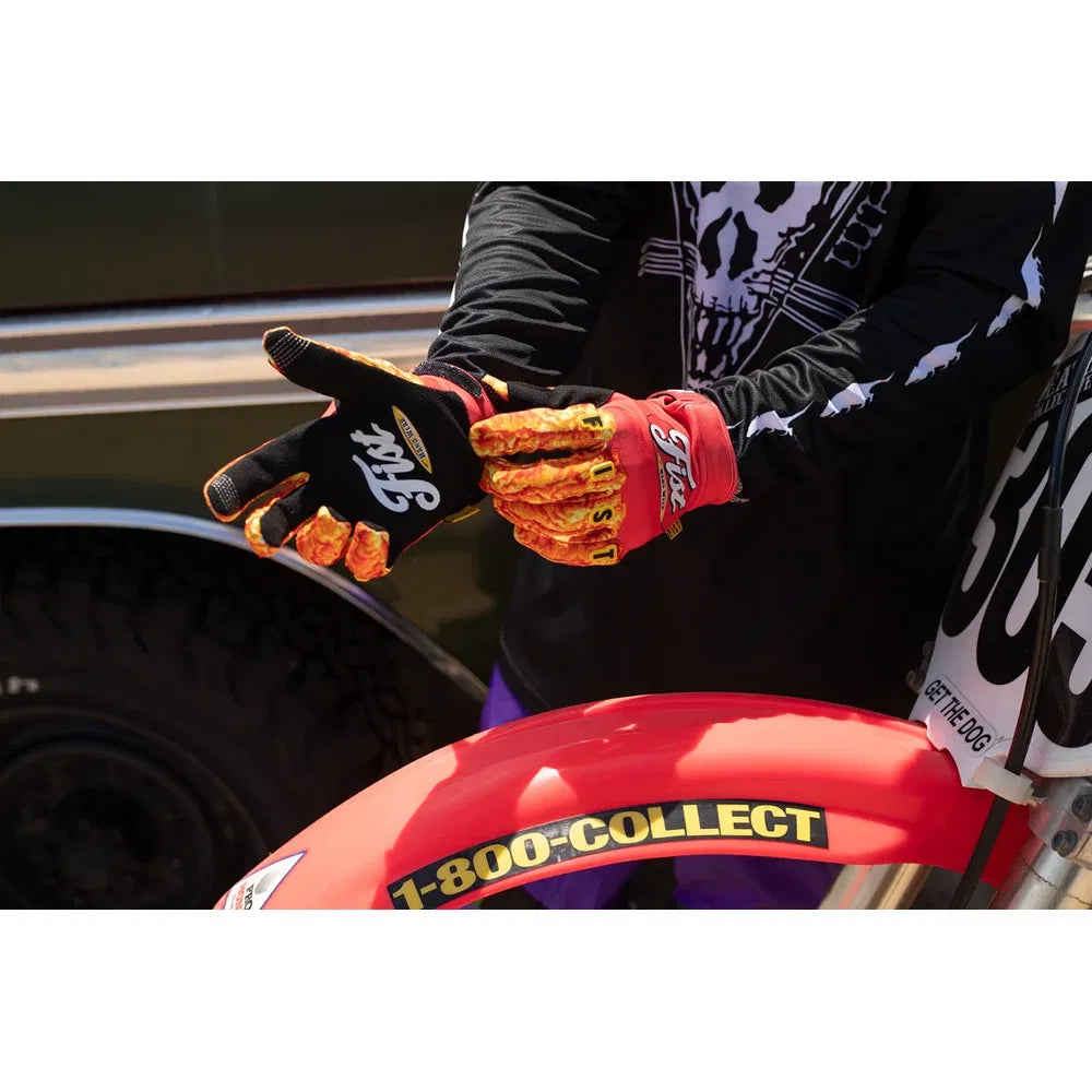 Guantes con dedos de pollo atados