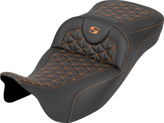 Asiento RoadSofa™ Tri Gripper - Asiento RoadSofa™ Tri Gripper - Alcance extendido - Costura naranja - sin respaldo - FLH/FLT '08-'25