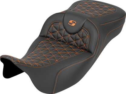 Asiento RoadSofa™ Tri Gripper - Asiento RoadSofa™ Tri Gripper - Alcance extendido - Costura naranja - sin respaldo - FLH/FLT '08-'25