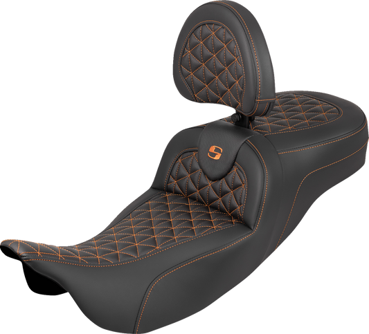 Asiento con tres agarres RoadSofa™ de alcance extendido - Asiento con tres agarres RoadSofa™ - Alcance extendido - Costura naranja - con respaldo - FLH/FLT '08-'25