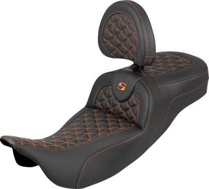 Asiento con tres agarres RoadSofa™ de alcance extendido - Asiento con tres agarres RoadSofa™ - Alcance extendido - Costura naranja - con respaldo - FLH/FLT '08-'25