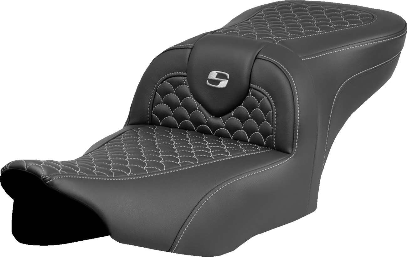 Asiento Dragon Scale Stitch RoadSofa™ - Asiento Roadsofa™ - Dragon Scale Stitch - Puntada plateada - sin respaldo - FLTR/FLHX '23-'24
