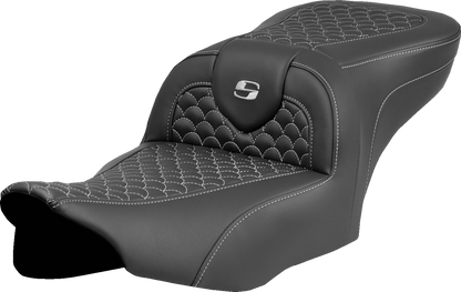 Asiento Dragon Scale Stitch RoadSofa™ - Asiento Roadsofa™ - Dragon Scale Stitch - Puntada plateada - sin respaldo - FLTR/FLHX '23-'24