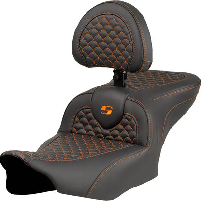 Asiento Dragon Scale Stitch RoadSofa™ - Asiento Roadsofa™ - Dragon Scale Stitch - Punto naranja - con respaldo - FLTR/FLHX '23-'24