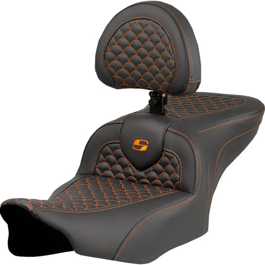 Asiento Dragon Scale Stitch RoadSofa™ - Asiento Roadsofa™ - Dragon Scale Stitch - Punto naranja - con respaldo - FLTR/FLHX '23-'24