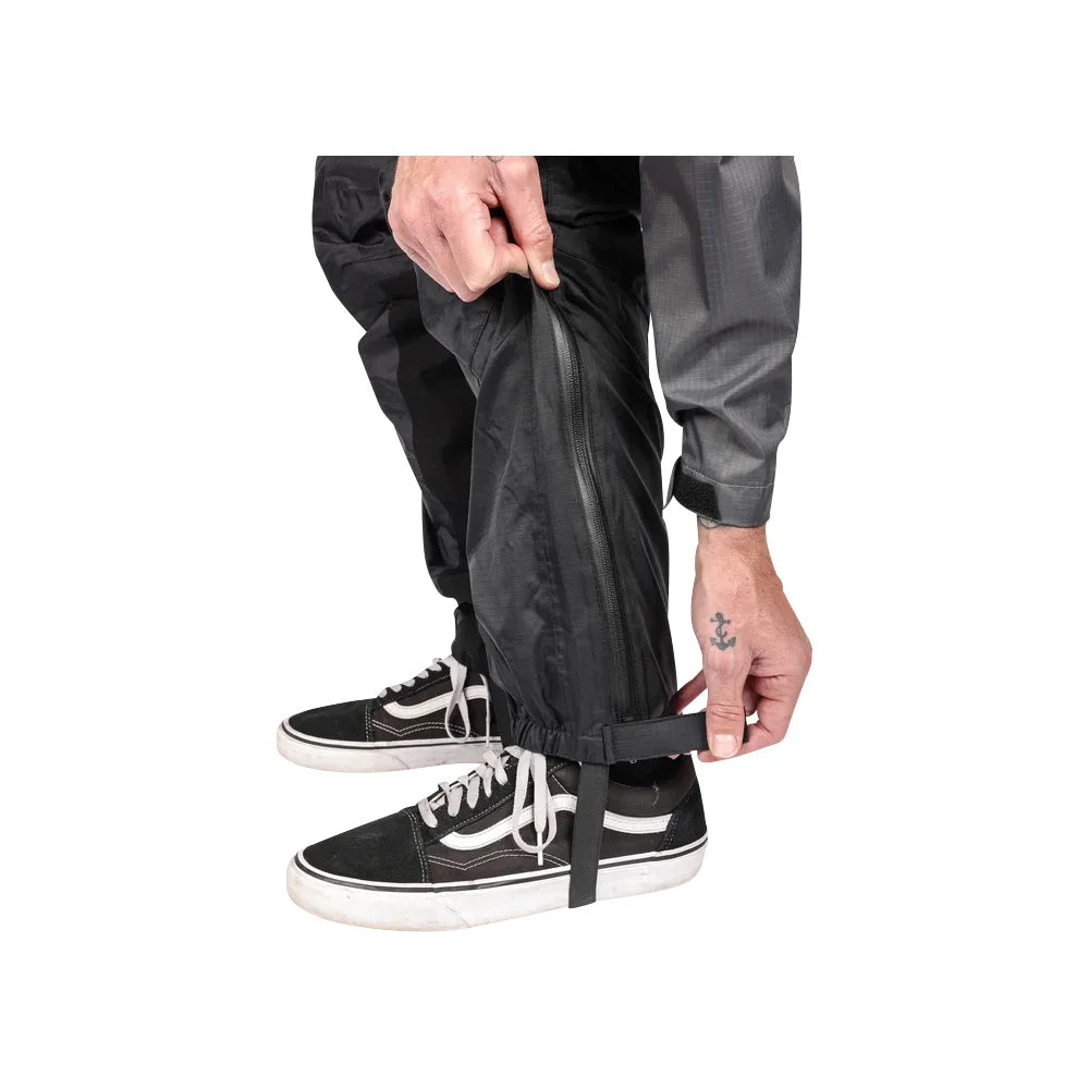 Pantalones de lluvia misión