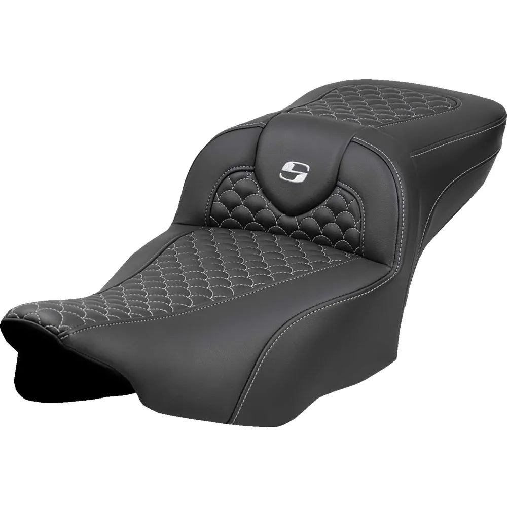 Asiento Dragon Scale Stitch RoadSofa™ - Asiento de alcance extendido Roadsofa™ - Dragon Scale Stitch - Costura plateada - sin respaldo - FLT/FLH '23-'24