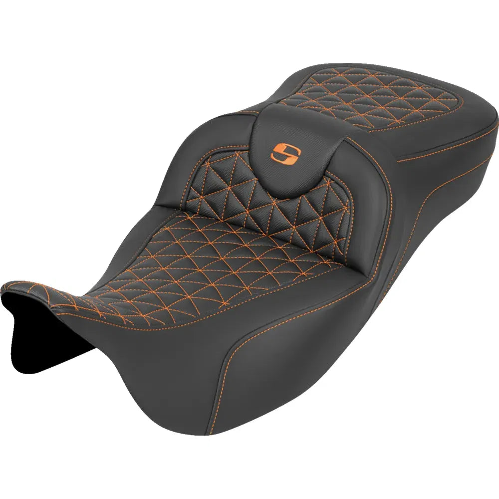 Asiento RoadSofa™ Tri Gripper - Asiento RoadSofa™ Tri Gripper - Alcance extendido - Costura naranja - sin respaldo - FLH/FLT '08-'25