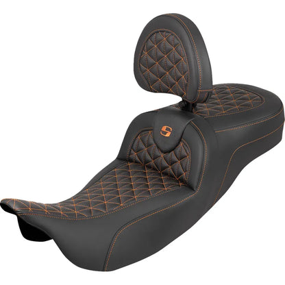 Asiento con tres agarres RoadSofa™ de alcance extendido - Asiento con tres agarres RoadSofa™ - Alcance extendido - Costura naranja - con respaldo - FLH/FLT '08-'25