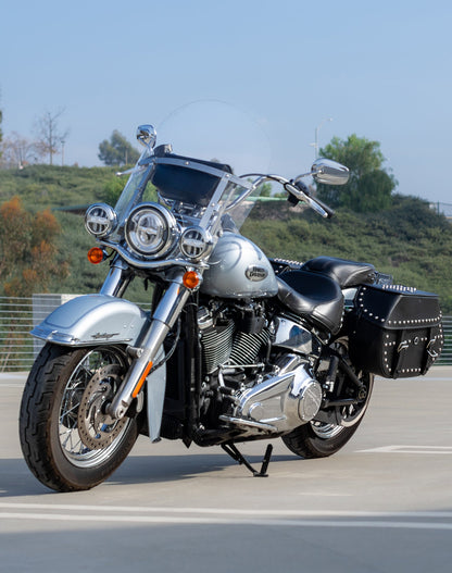 35L - Legacy Extra Large Studded Leather Motocicleta Alforjas para Harley Softail Heritage FLSTC/I