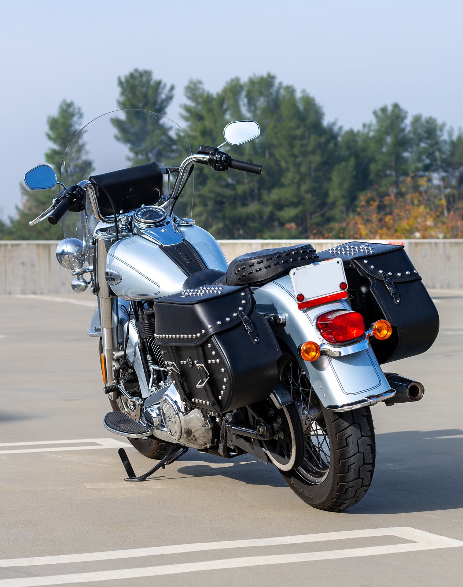 35L - Legacy Extra Large Studded Leather Motocicleta Alforjas para Harley Softail Heritage FLSTC/I