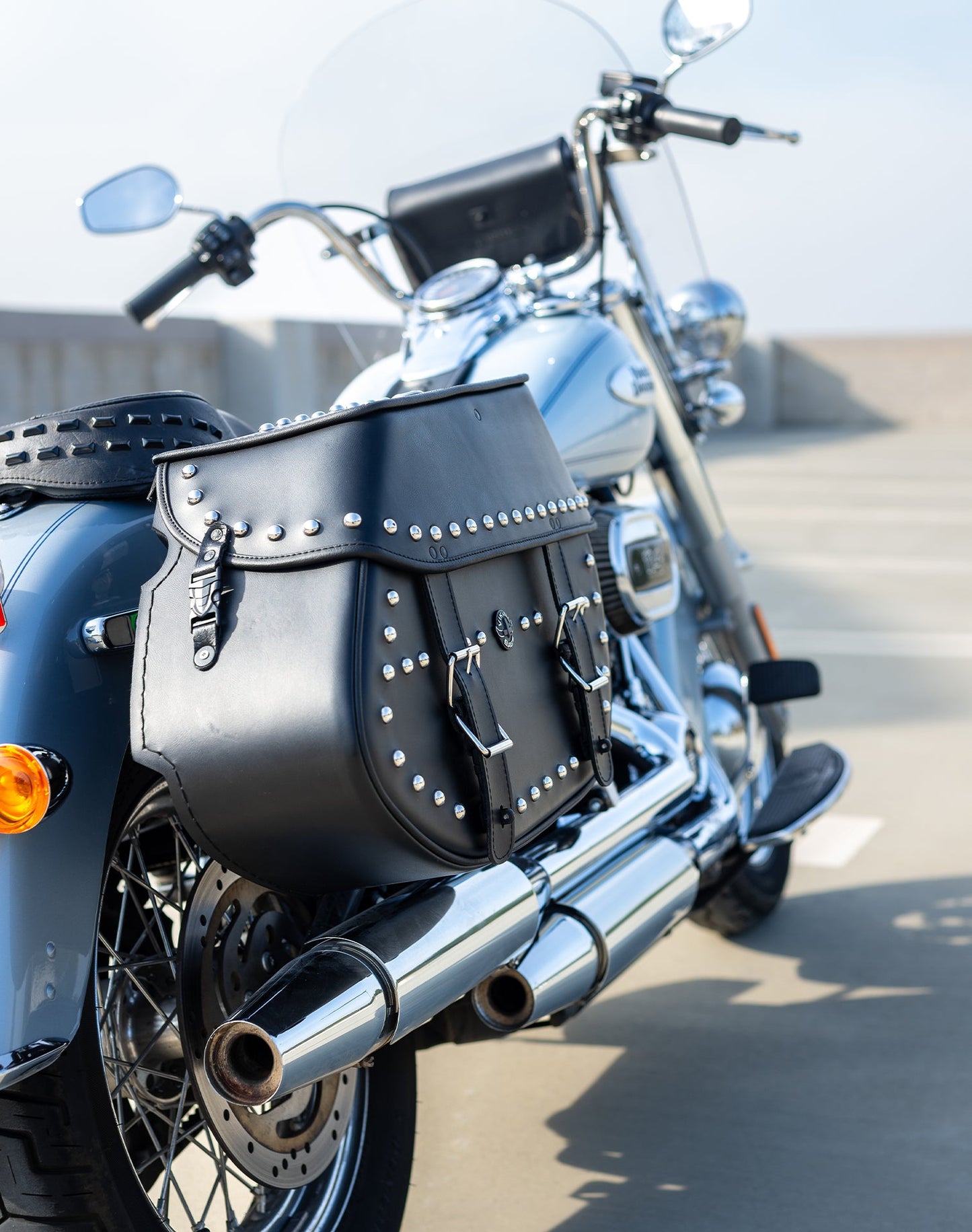 35L - Legacy Extra Large Studded Leather Motocicleta Alforjas para Harley Softail Heritage FLSTC/I