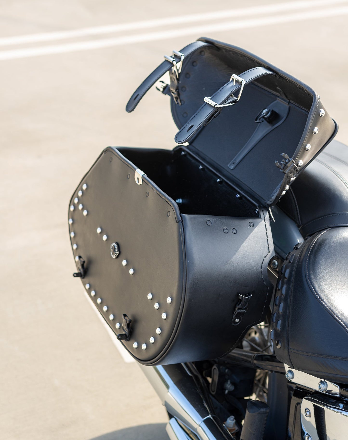 35L - Legacy Extra Large Studded Leather Motocicleta Alforjas para Harley Softail Heritage FLSTC/I