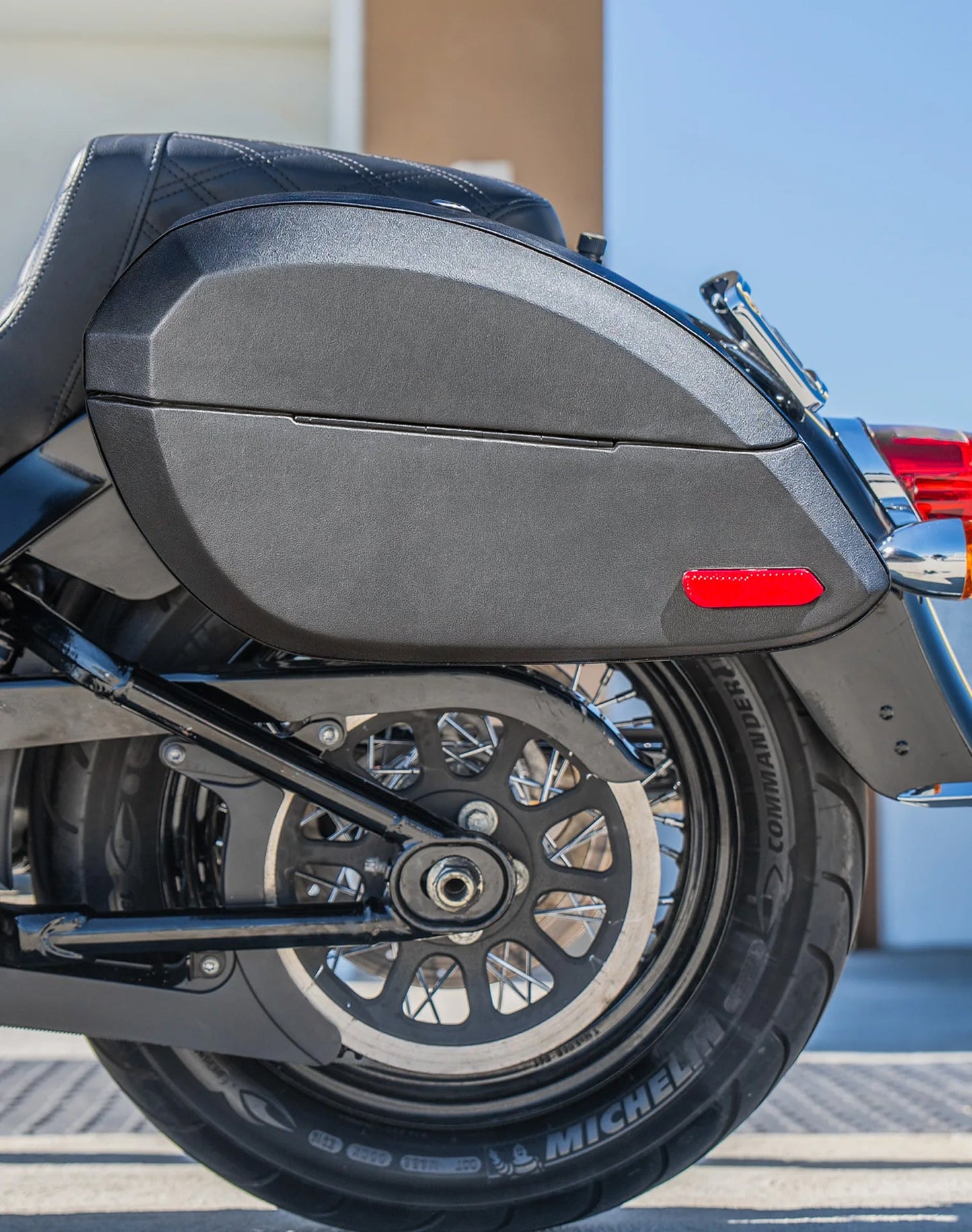 28L - Phantom Large Leather Wrapped Motocicleta Hard Alforjas para Harley Softail Heritage FLHC/S