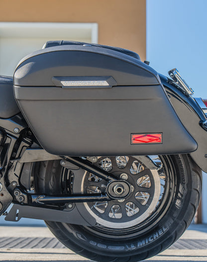 44L - Lamellar Stallion Extra Large Leather Covered Motocicleta Hard Alforjas para Harley Softail Heritage FLHC/S