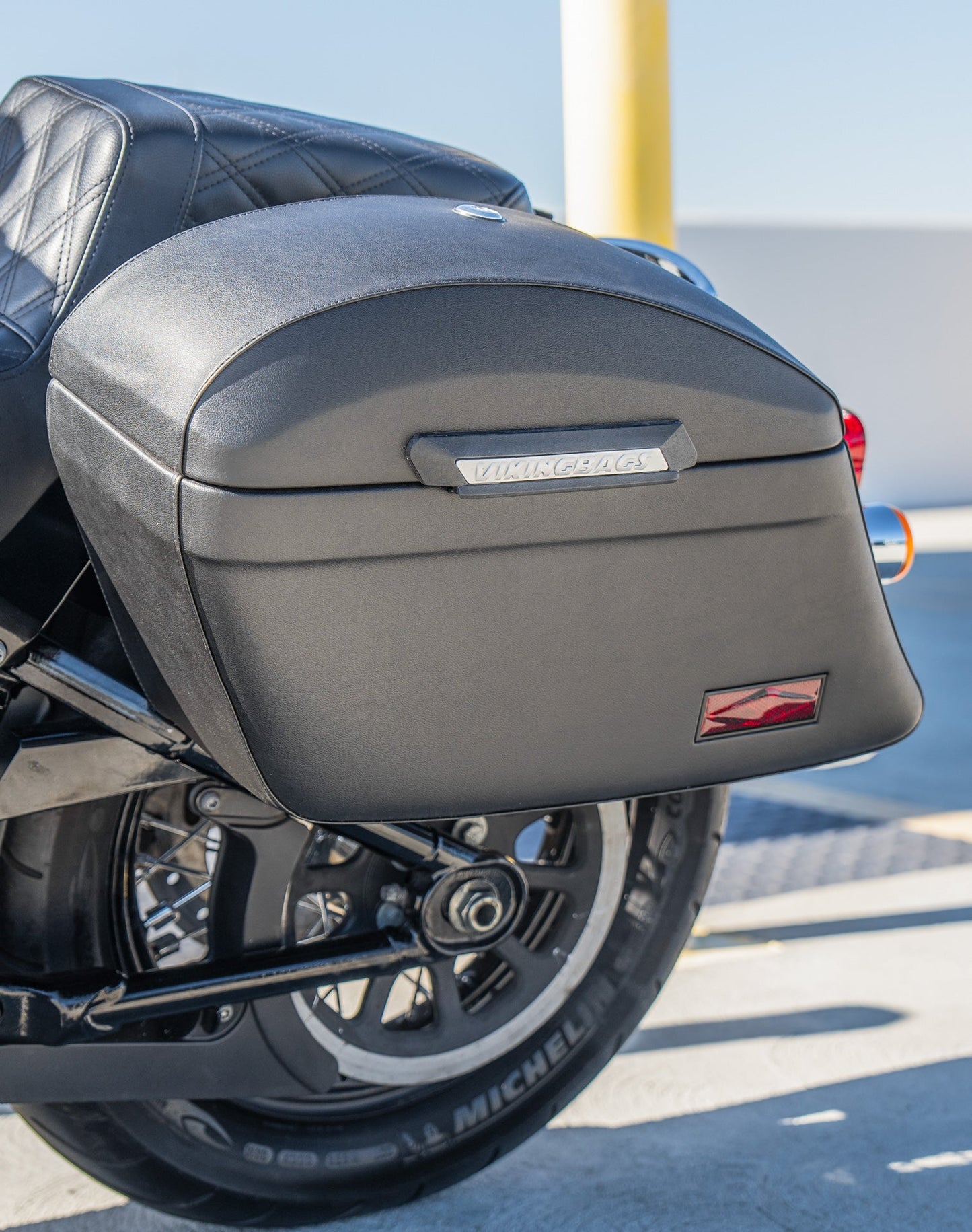 44L - Lamellar Stallion Extra Large Leather Covered Motocicleta Hard Alforjas para Harley Softail Heritage FLHC/S