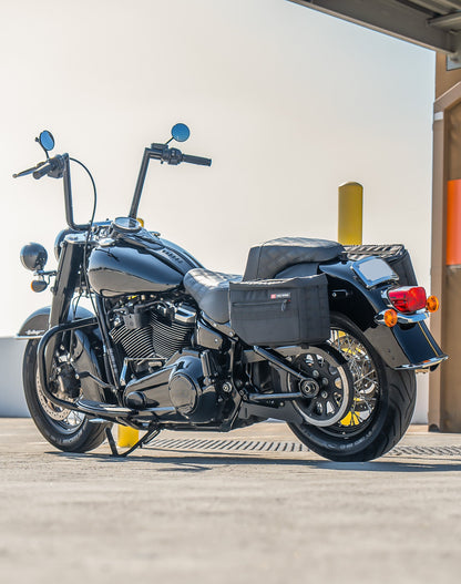 18L - Patriot Medium Motocicleta Throw Over Alforjas para Harley Softail Heritage FLHC/S