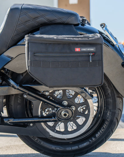 18L - Patriot Medium Motocicleta Throw Over Alforjas para Harley Softail Heritage FLHC/S
