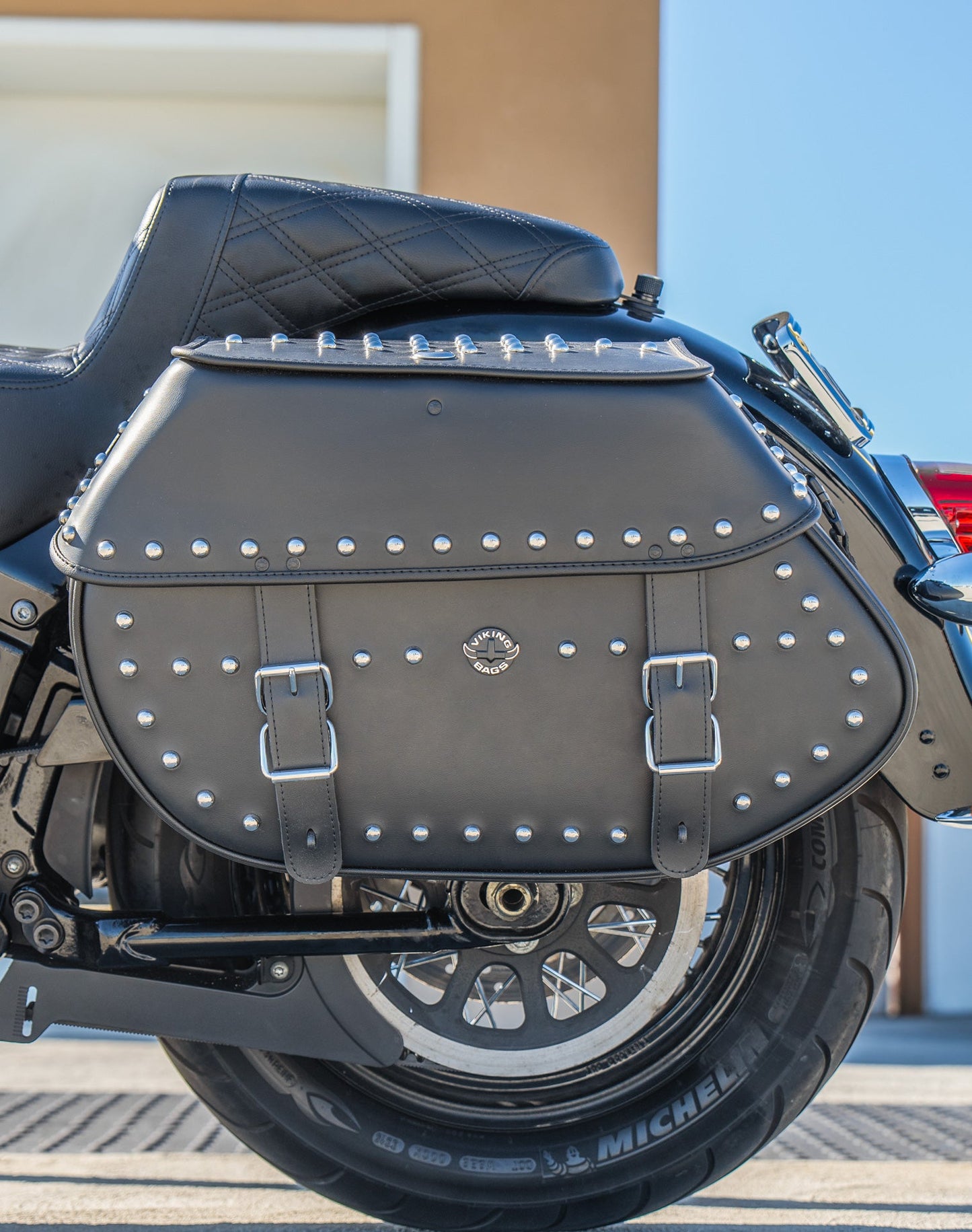 35L - Legacy Extra Large Studded Leather Motocicleta Alforjas para Harley Softail Heritage FLHC/S