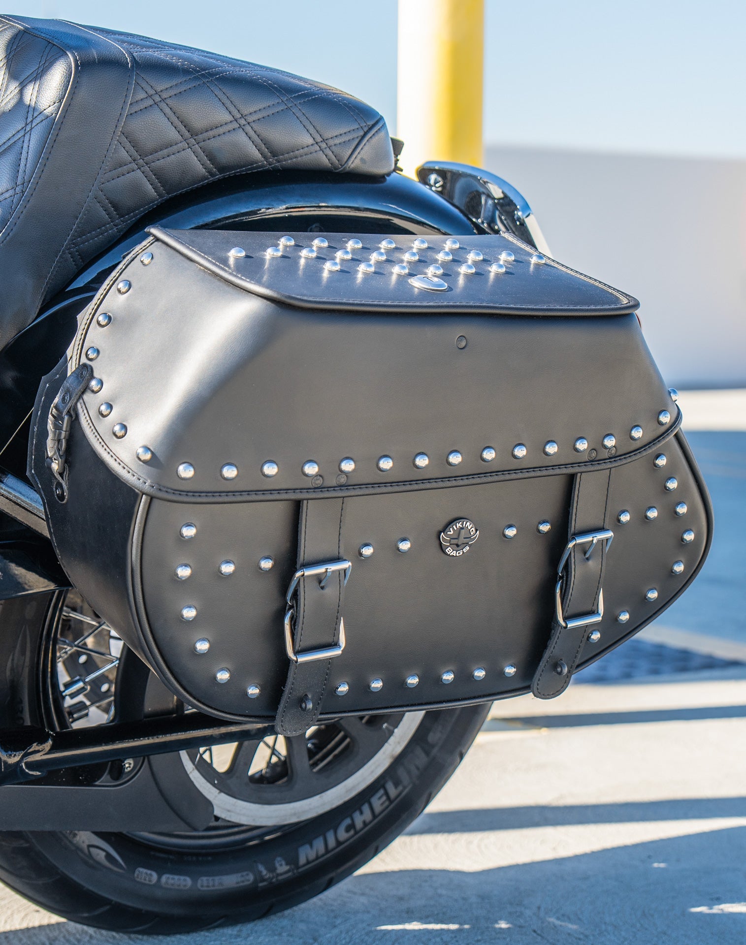 35L - Legacy Extra Large Studded Leather Motocicleta Alforjas para Harley Softail Heritage FLHC/S