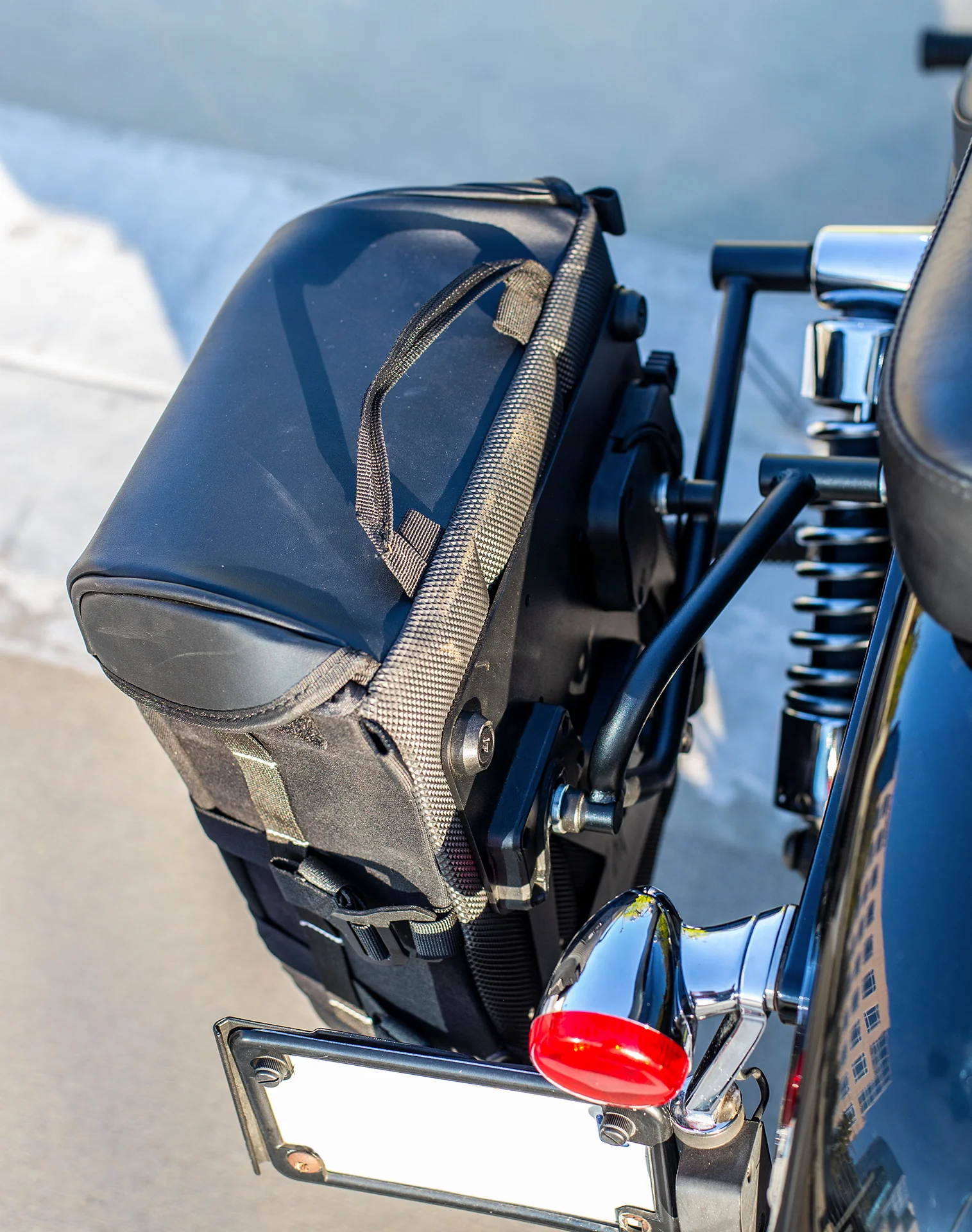 15L - Incognito Quick Mount Medium Solo Alforja (Left Only) para Harley Dyna Low Rider S FXDLS