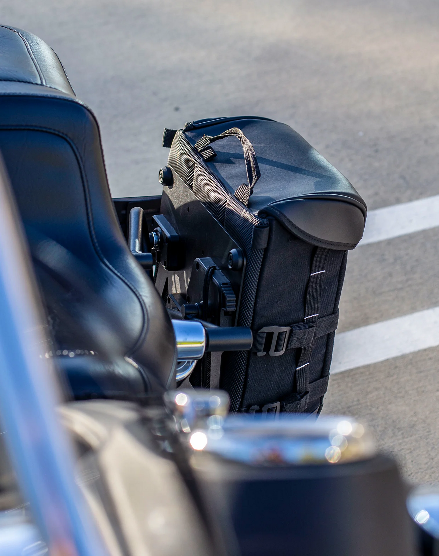 15L - Incognito Quick Mount Medium Solo Alforja (Left Only) para Harley Dyna Low Rider S FXDLS