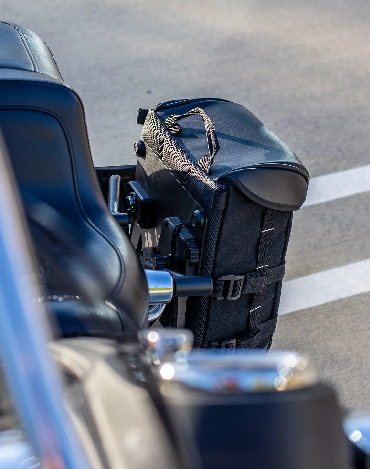 15L - Incognito Quick Mount Medium Solo Alforja (Left Only) para Harley Dyna Low Rider S FXDLS