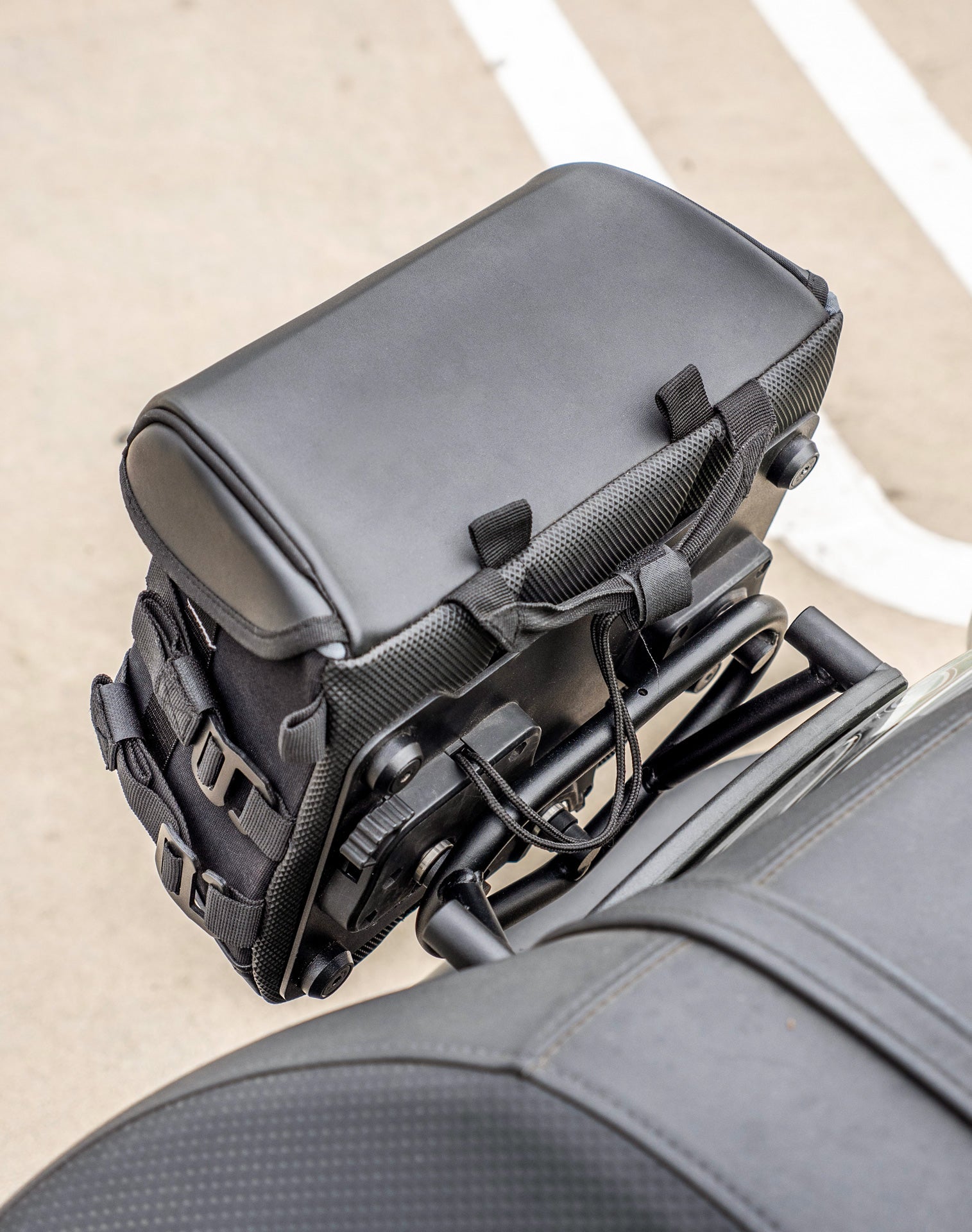 10L - Incognito Quick Mount Small Solo Alforja (Right Only) para Harley Dyna Low Rider S FXDLS