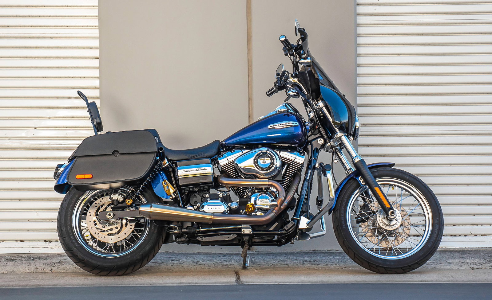 32L - Panzer Large Hard Mount Shock Cutout Alforjas para Harley Dyna Super Glide Custom FXDC/I