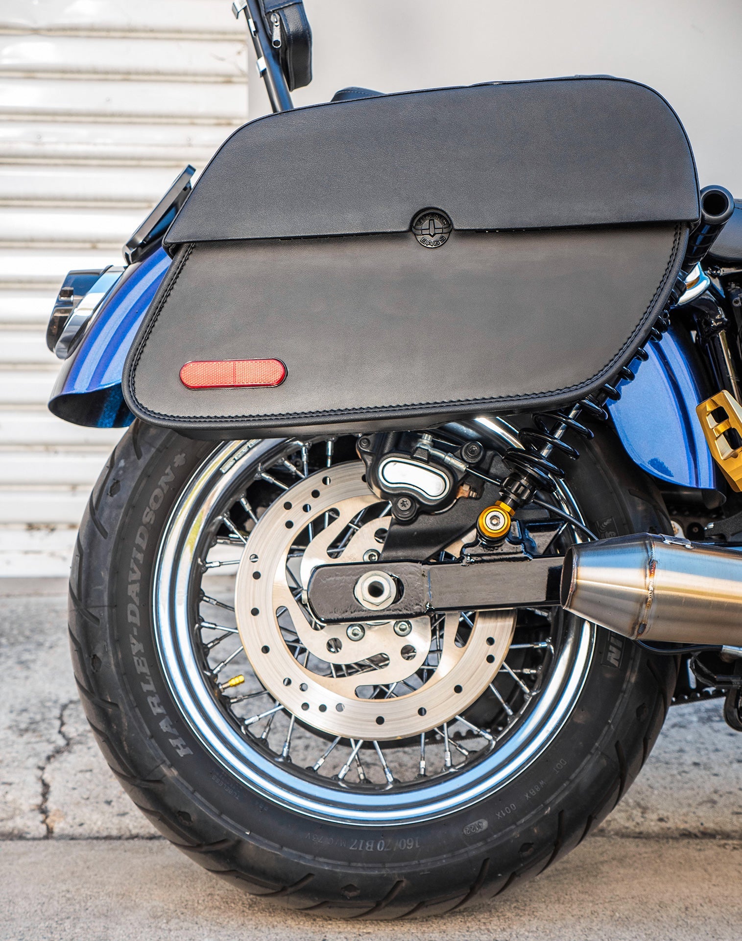 32L - Panzer Large Hard Mount Shock Cutout Alforjas para Harley Dyna Super Glide Custom FXDC/I