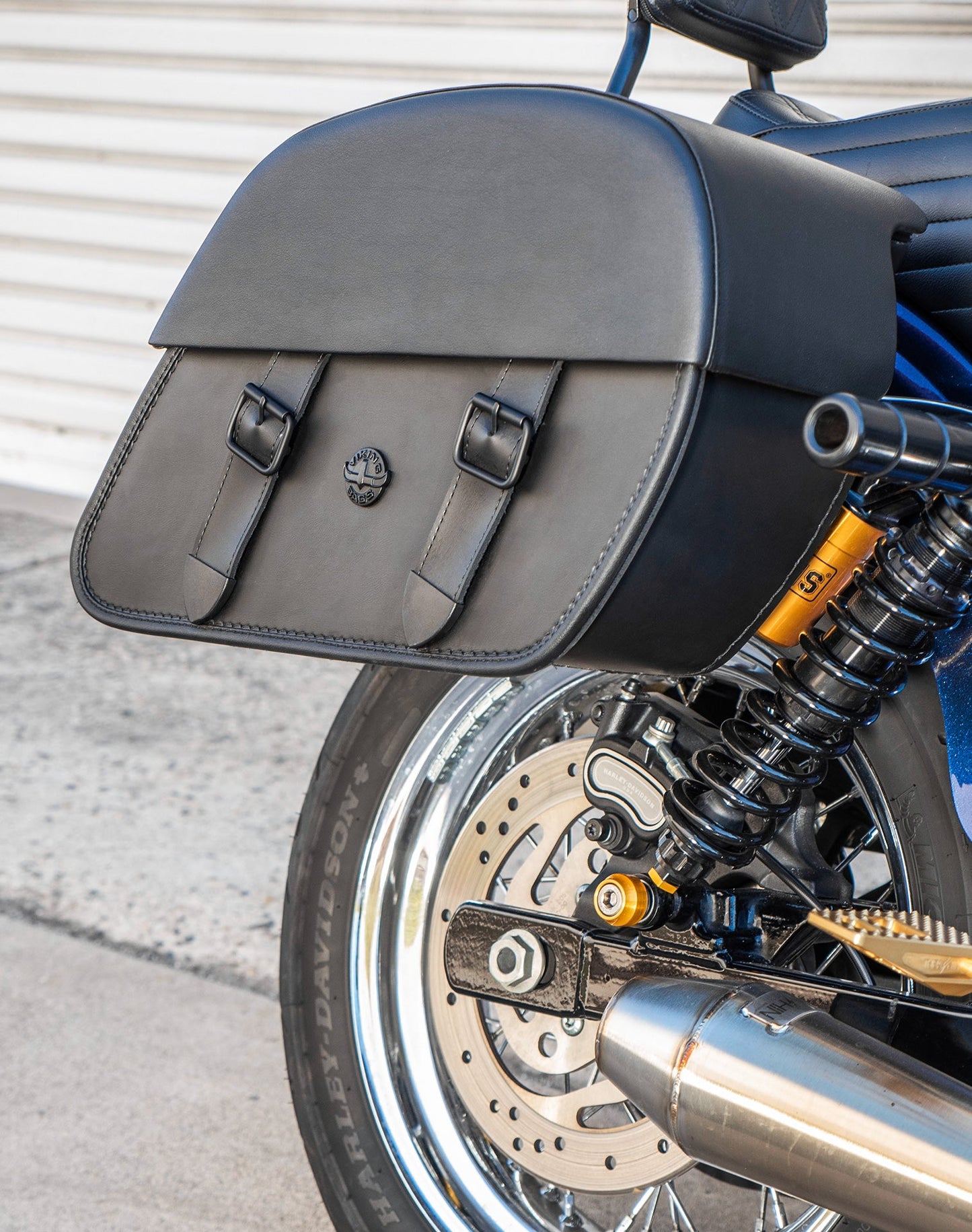 32L - Baelor Large Hard Mount Shock Cutout Alforjas para Harley Dyna Super Glide Custom FXDC/I