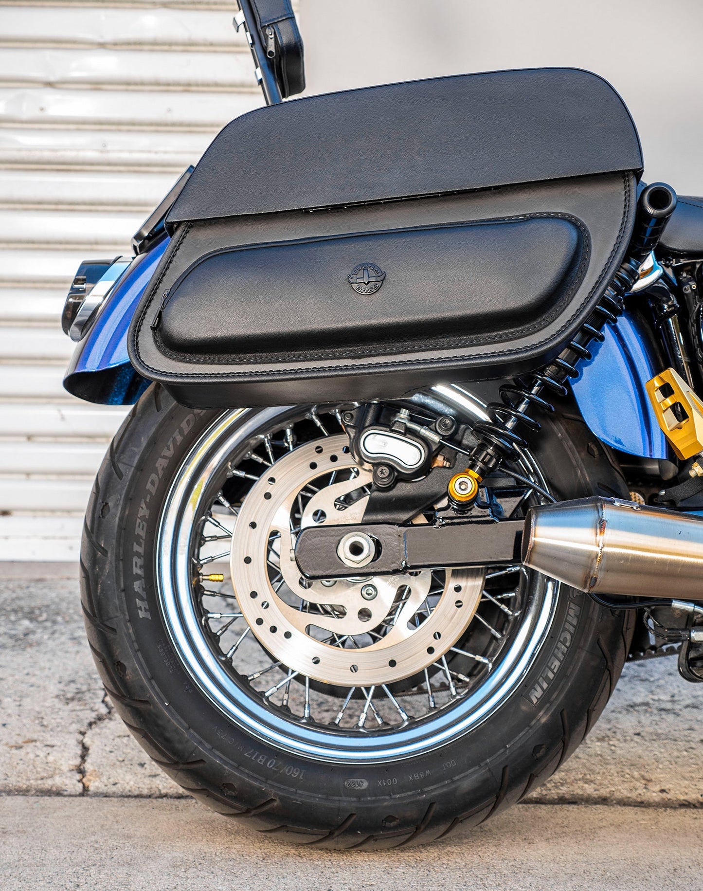 32L - Pantheon Large Hard Mount Shock Cutout Alforjas para Harley Dyna Super Glide FXD/I