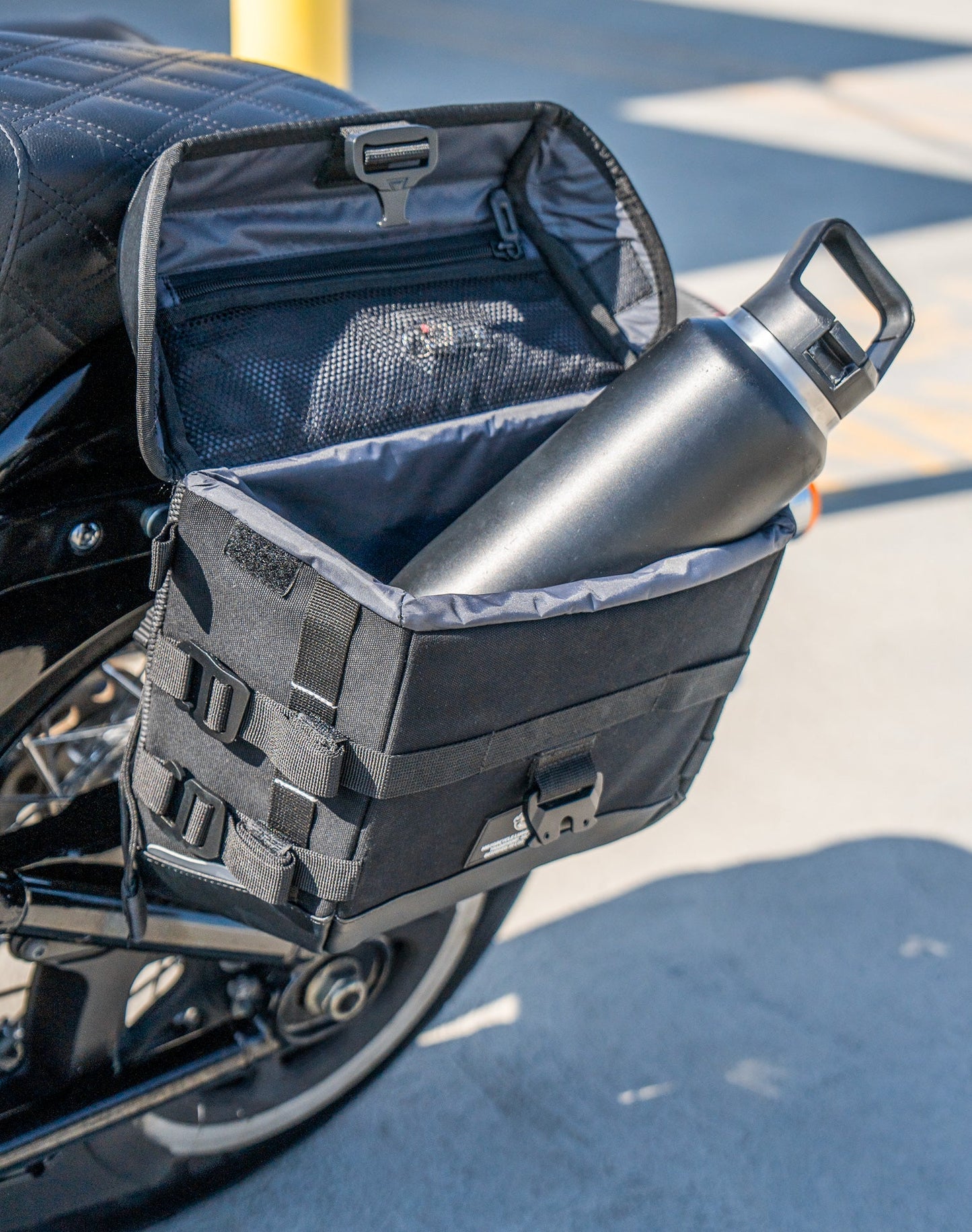 10L - Incognito Quick Mount Small Solo Motocicleta Alforja (Left Only) para Harley Softail Heritage FLHC/S