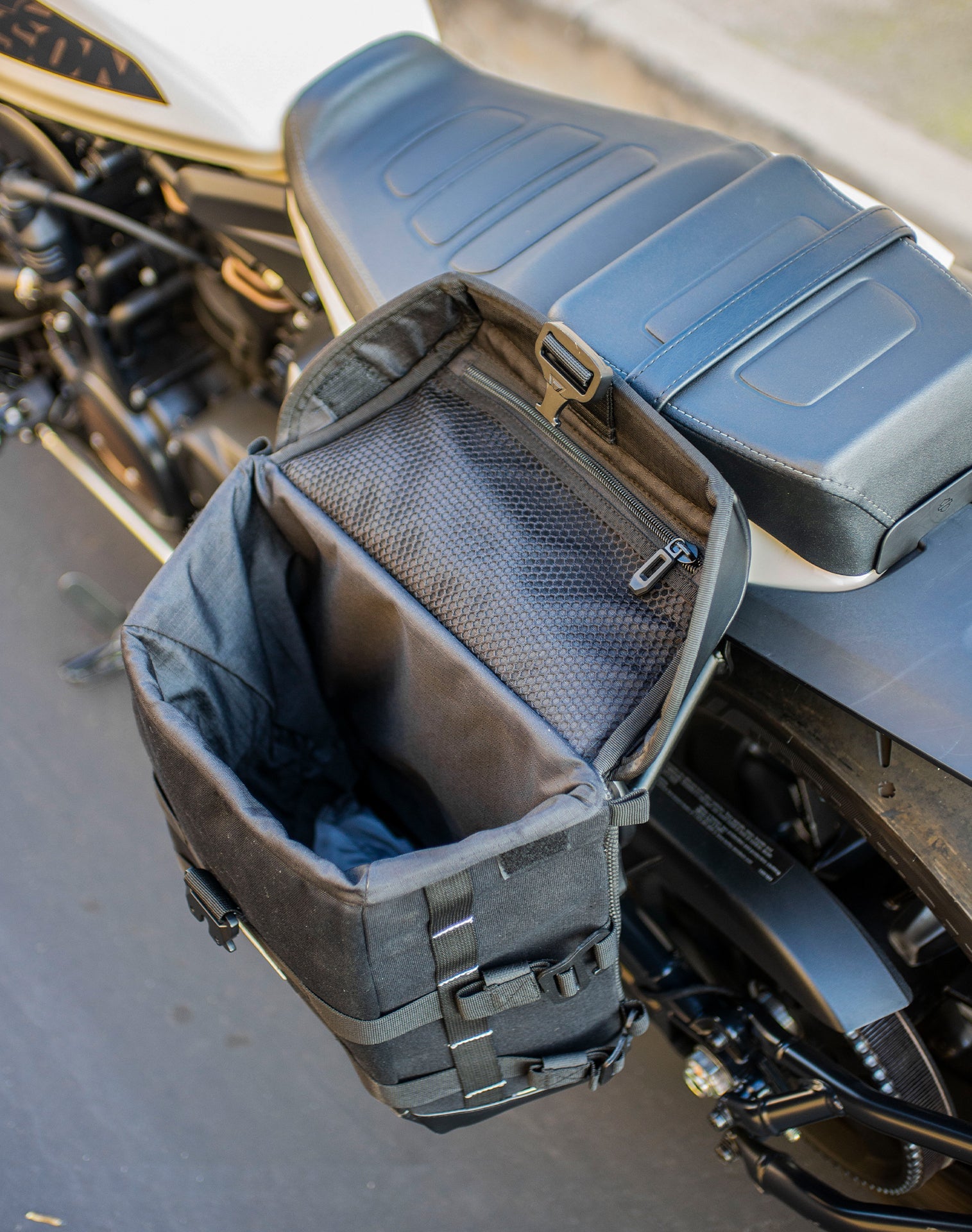 15L - Incognito Quick Mount Medium Solo Alforja (Left Only) para Harley Sportster S (RH1250S) RA1