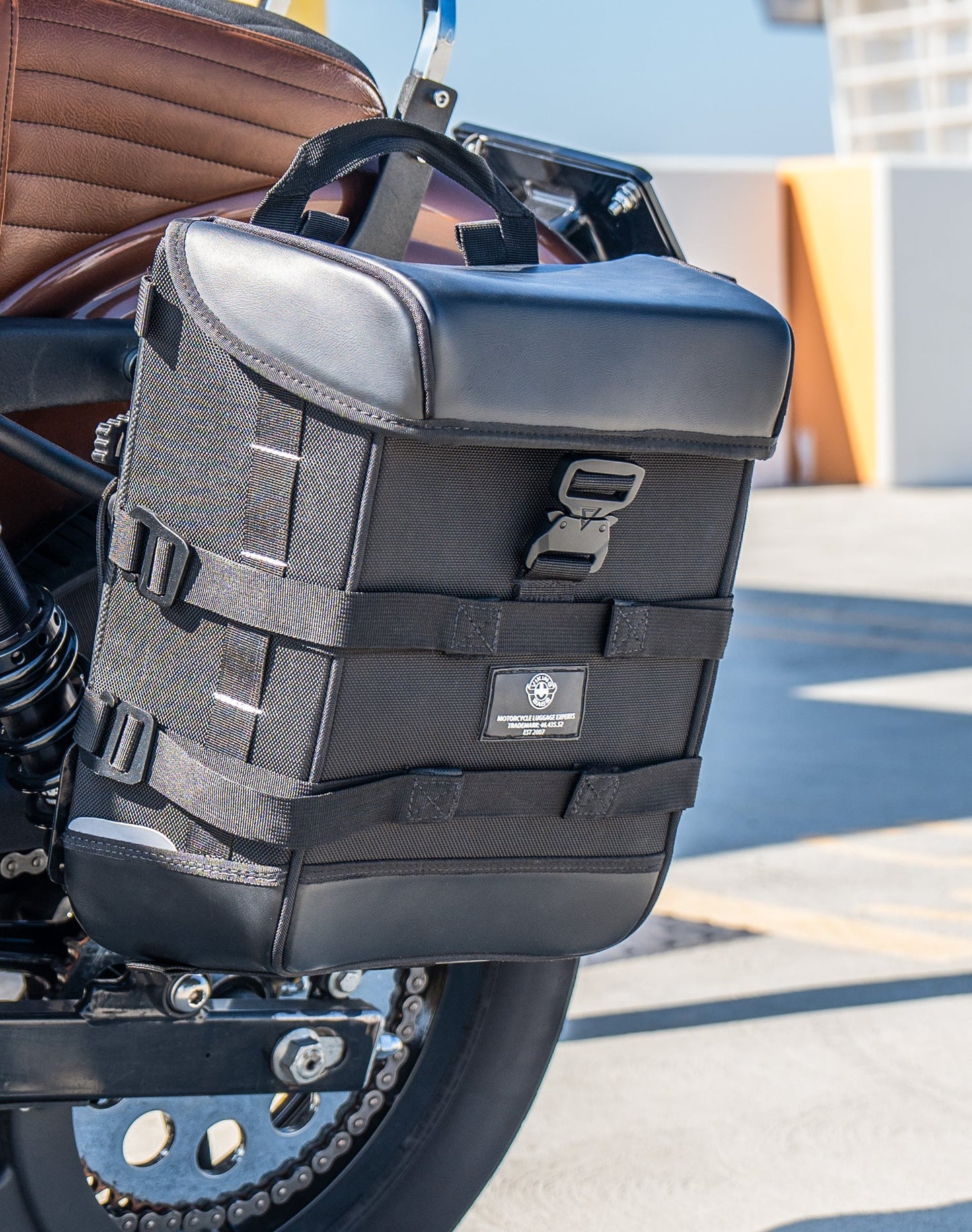 15L - Incognito Quick Mount Medium Solo Alforja (Left Only) para Harley Dyna Super Glide FXD/I