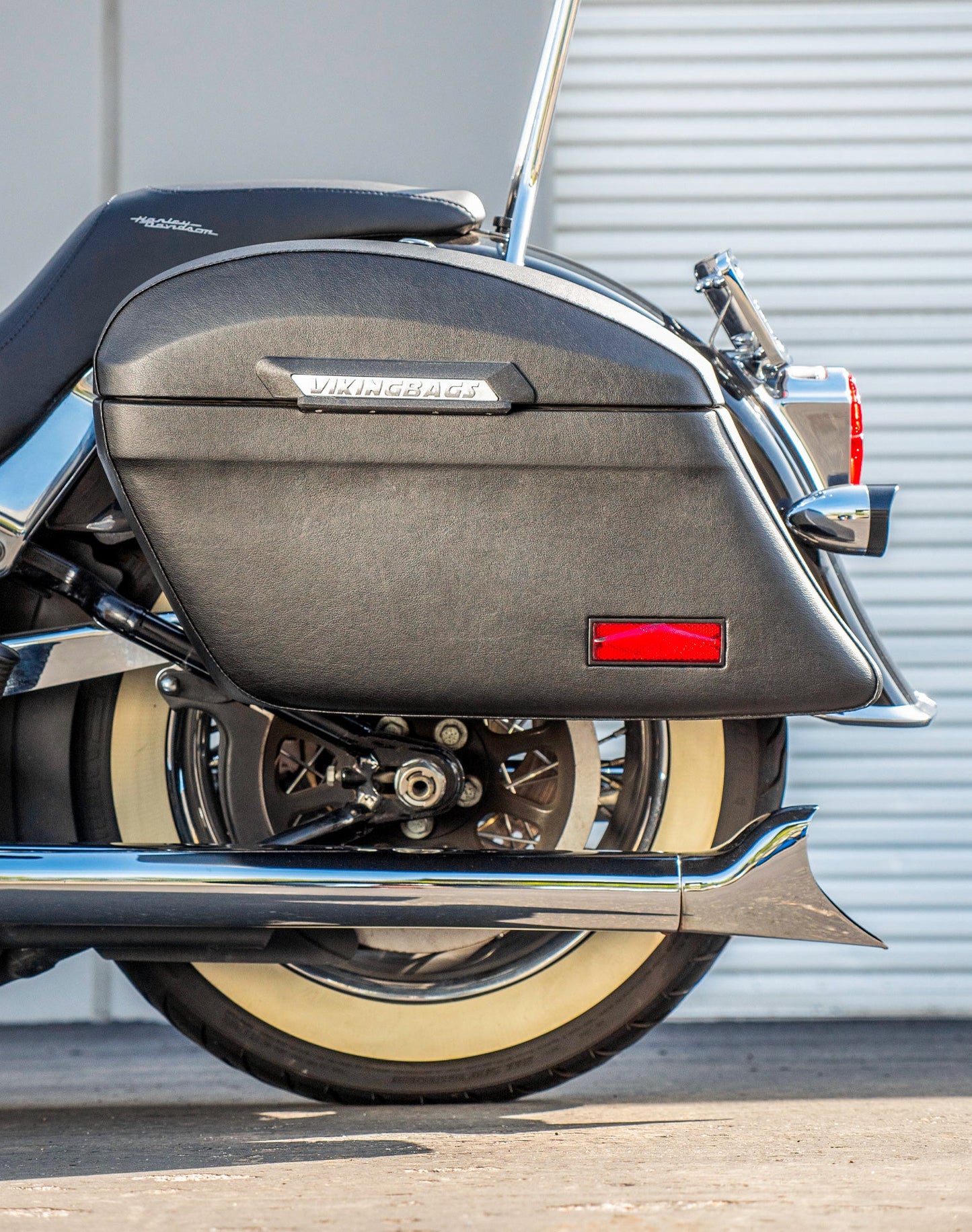 44L - Lamellar Stallion Extra Large Leather Covered Motocicleta Hard Alforjas para Harley Softail Deluxe FLSTN/I