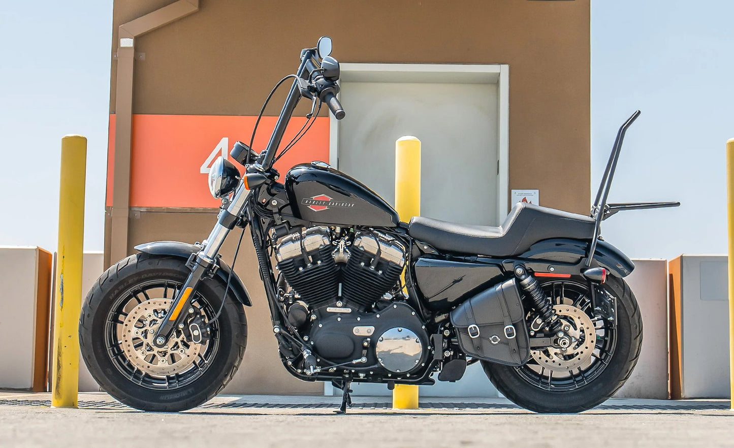 Iron Born Blade 25" Sissy bar with Foldable Luggage Rack para Harley Sportster Forty Eight Matte Black