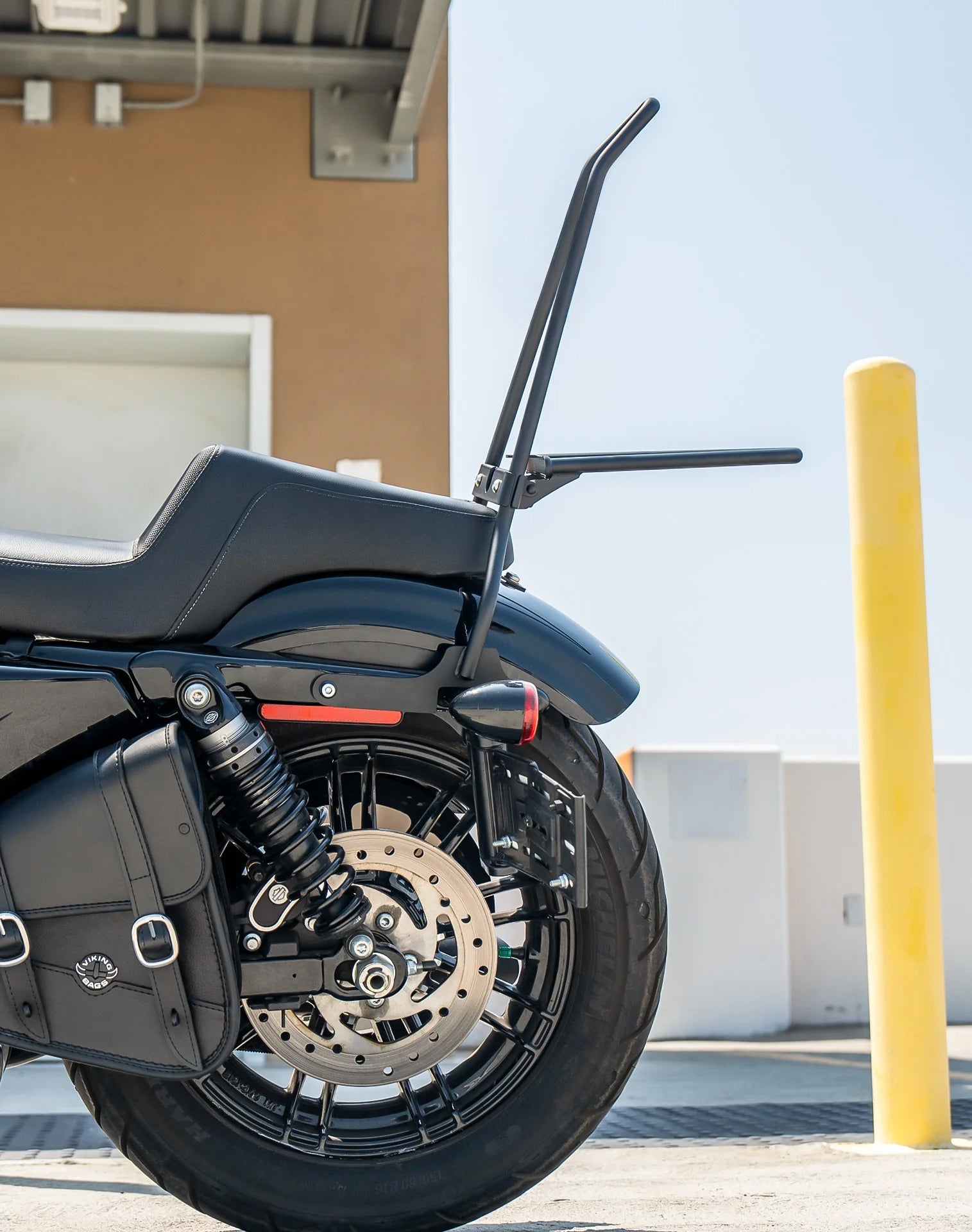 Iron Born Blade 25" Sissy bar with Foldable Luggage Rack para Harley Sportster Forty Eight Matte Black