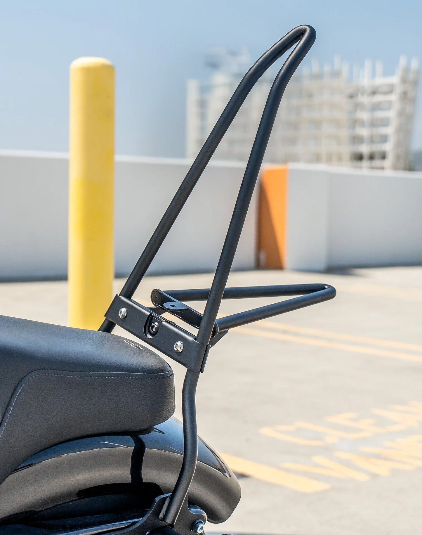 Iron Born Blade 25" Sissy bar with Foldable Luggage Rack para Harley Sportster Forty Eight Matte Black