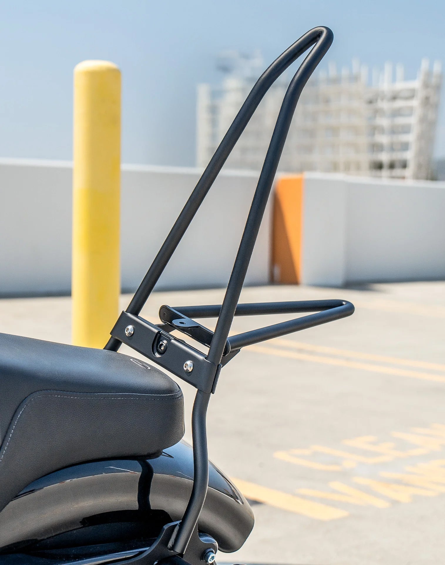 Iron Born Blade 25" Sissy bar with Foldable Luggage Rack para Harley Sportster Forty Eight Matte Black