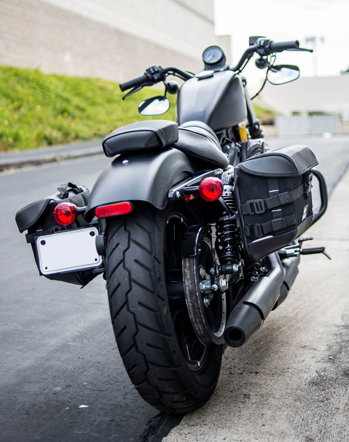 10L - Incognito Quick Mount Small Solo Motocicleta Alforja (Right Only) para Harley Sportster 883 Iron XL883N