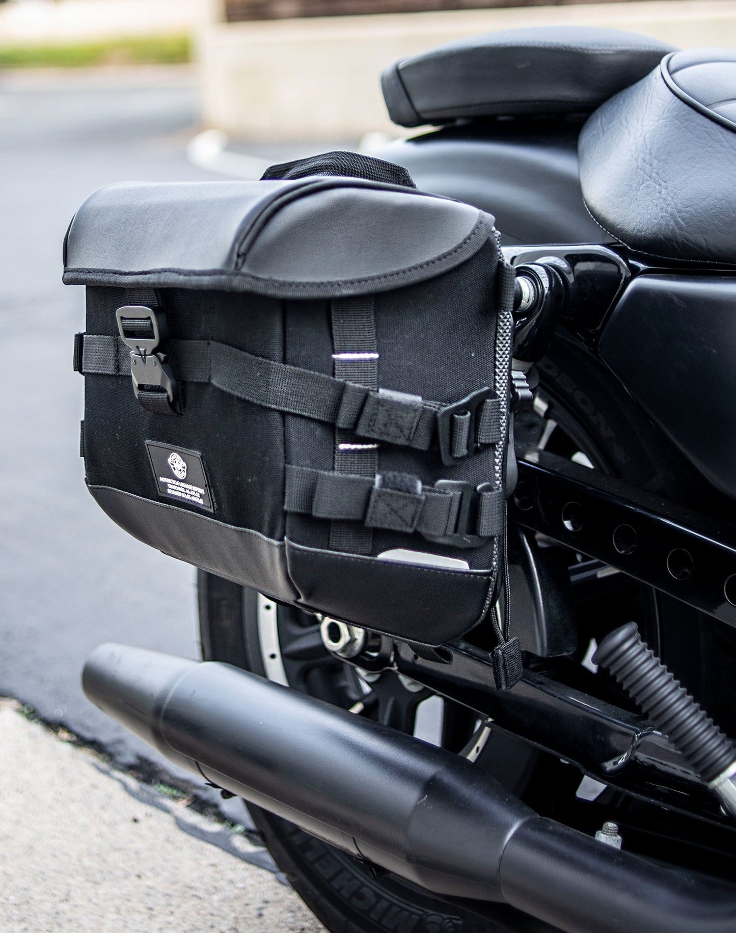 10L - Incognito Quick Mount Small Solo Motocicleta Alforja (Right Only) para Harley Sportster 883 Iron XL883N