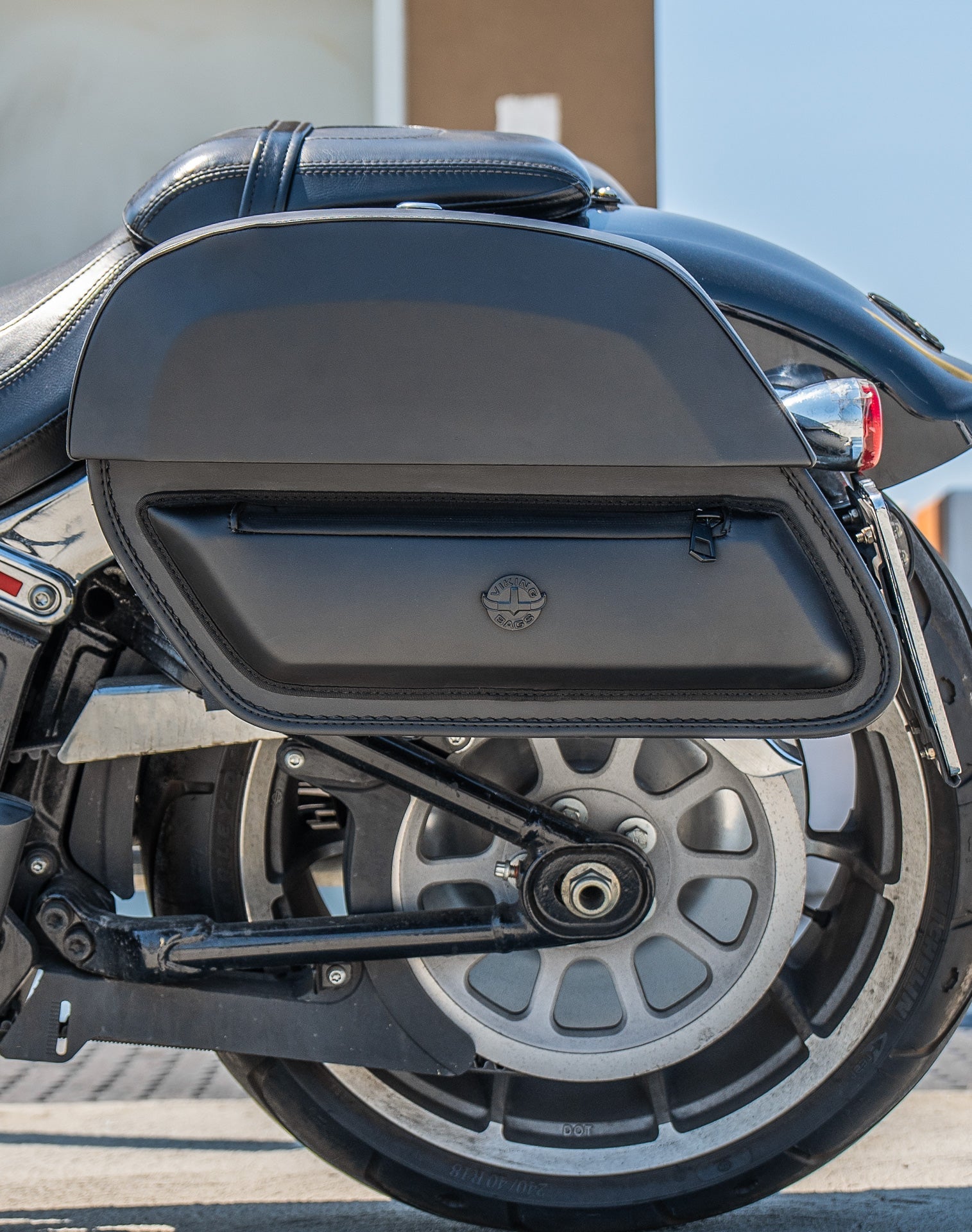 28L - Pantheon Medium Quick Mount Motocicleta Alforjas para Harley Softail Fat Boy FLFB/S