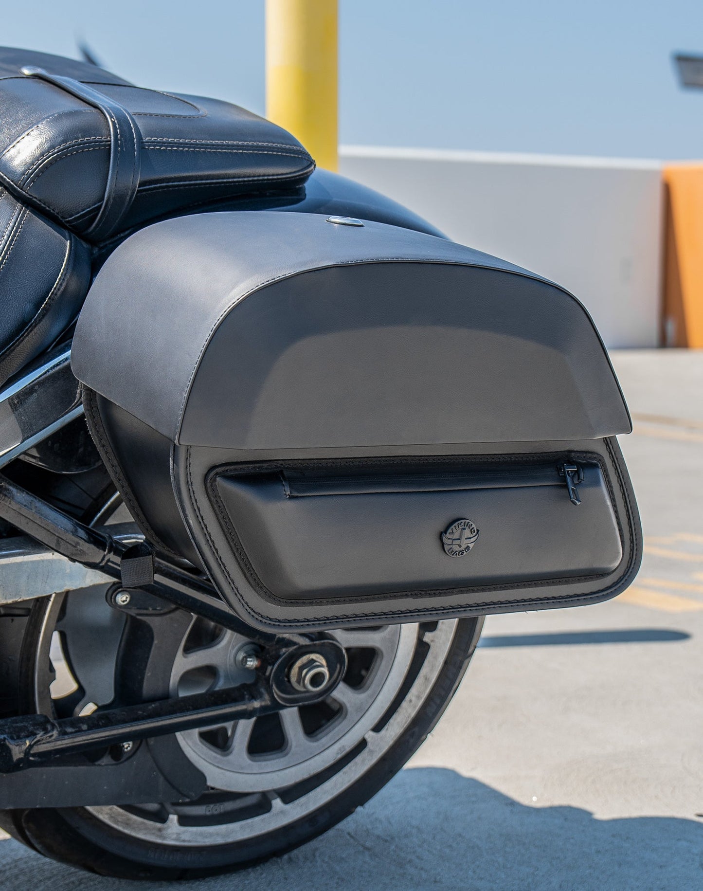 28L - Pantheon Medium Quick Mount Motocicleta Alforjas para Harley Softail Fat Boy FLFB/S