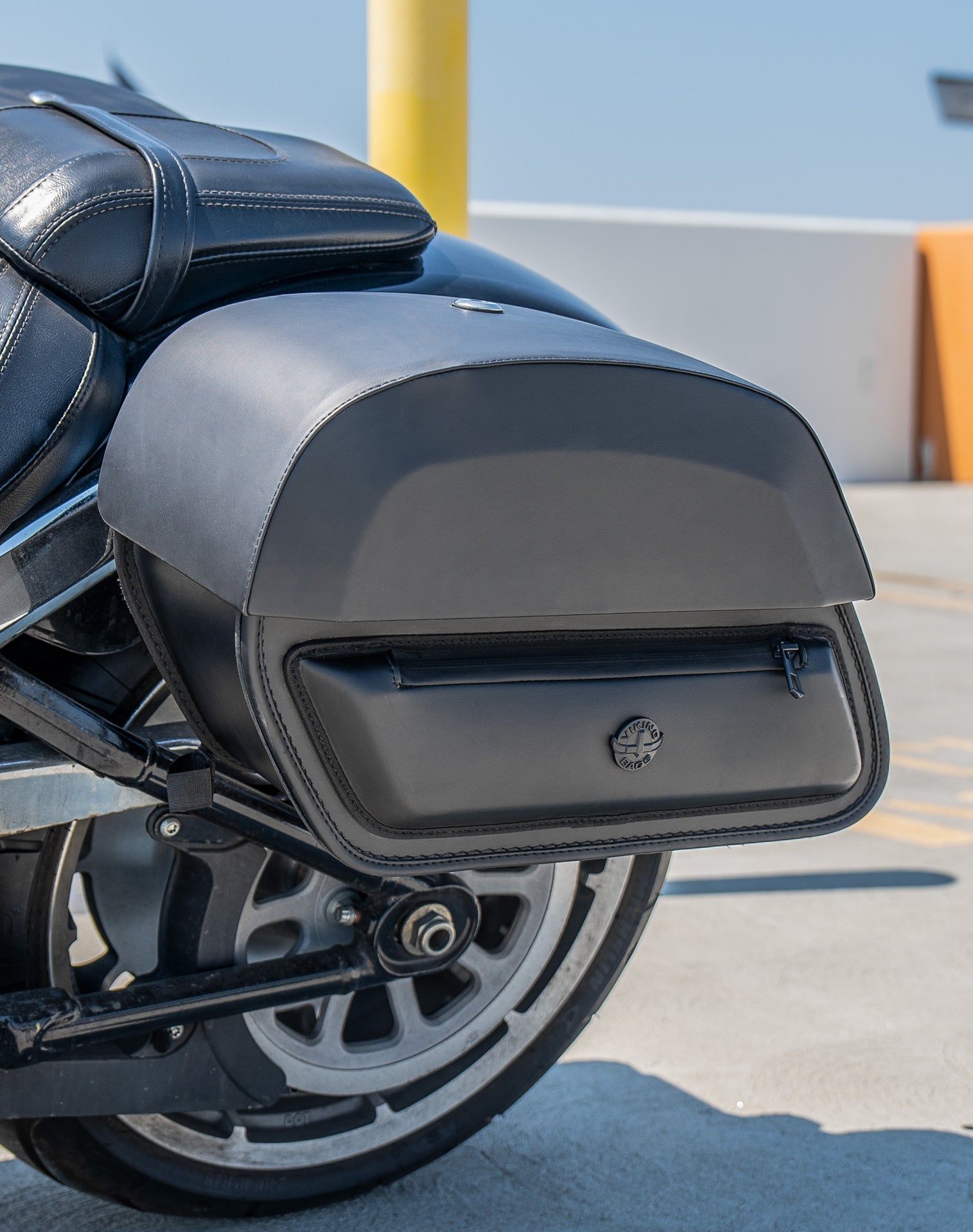 28L - Pantheon Medium Quick Mount Motocicleta Alforjas para Harley Softail Fat Boy FLFB/S