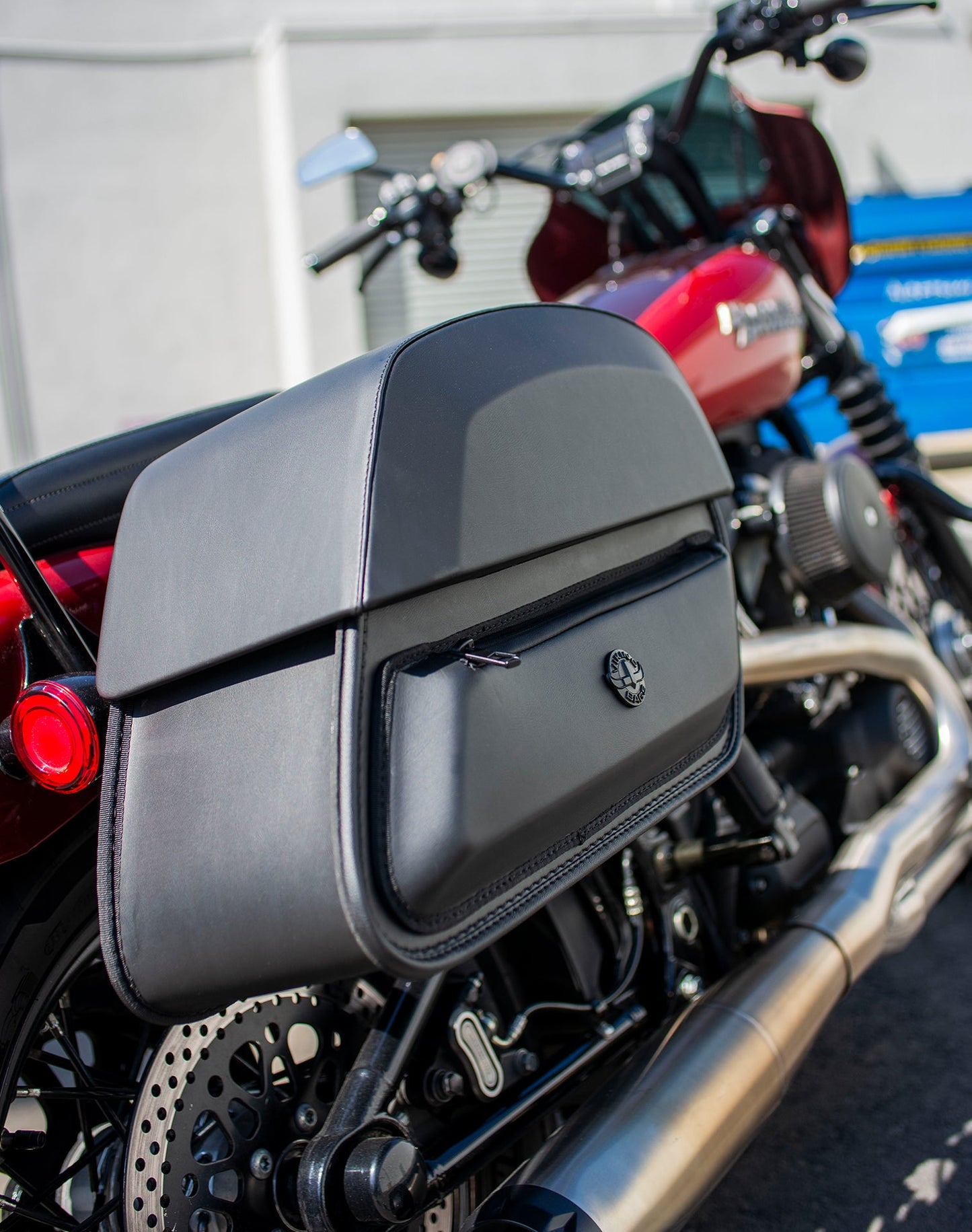 28L - Pantheon Medium Quick Mount Motocicleta Alforjas para Harley Softail Sport Glide FLSB