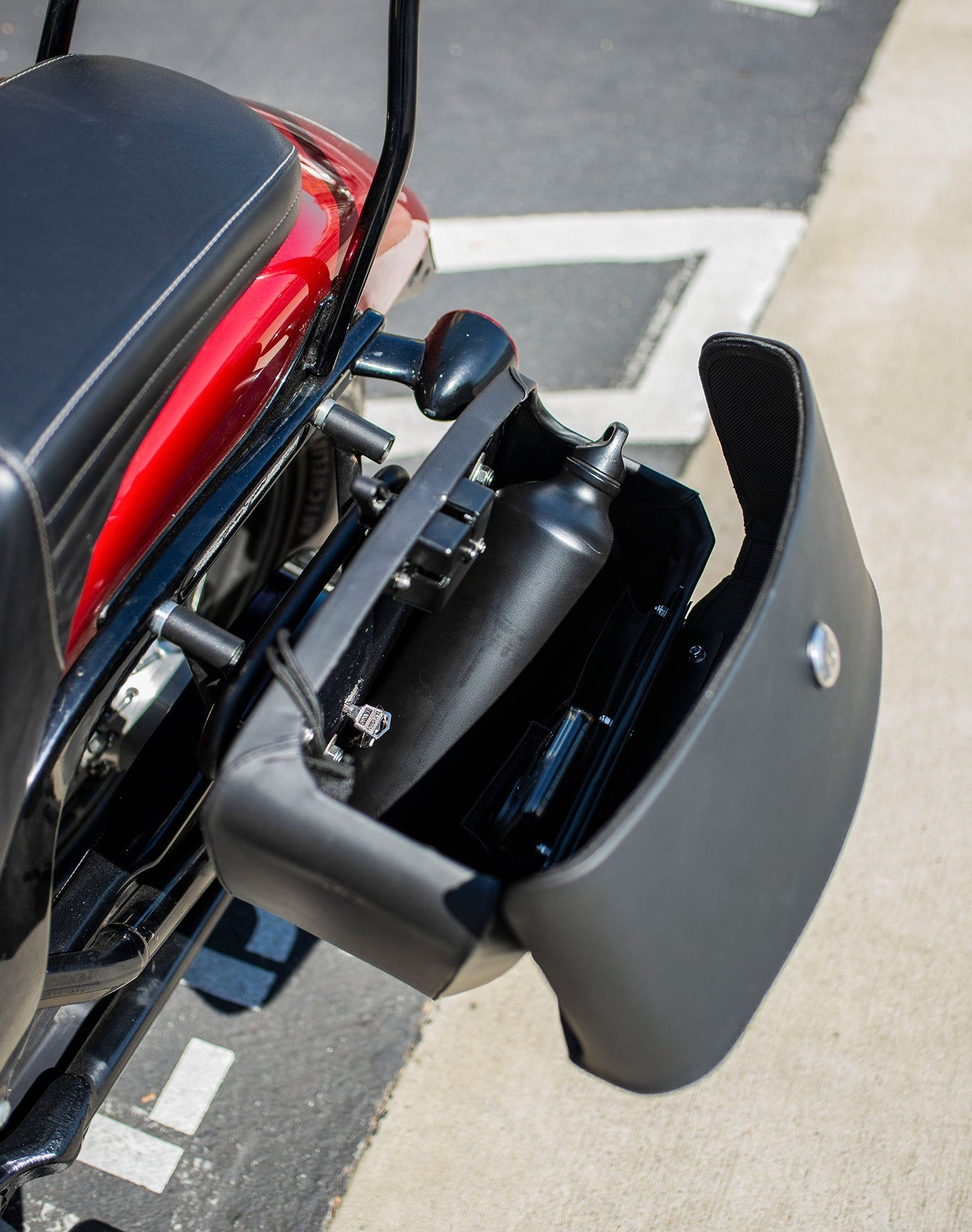 28L - Pantheon Medium Quick Mount Motocicleta Alforjas para Harley Softail Sport Glide FLSB
