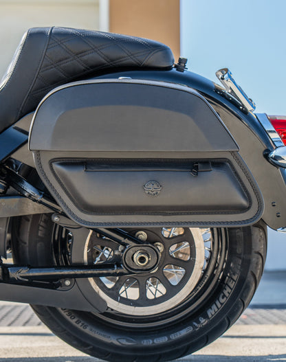 28L - Pantheon Medium Quick Mount Motocicleta Alforjas para Harley Softail Heritage FLHC/S