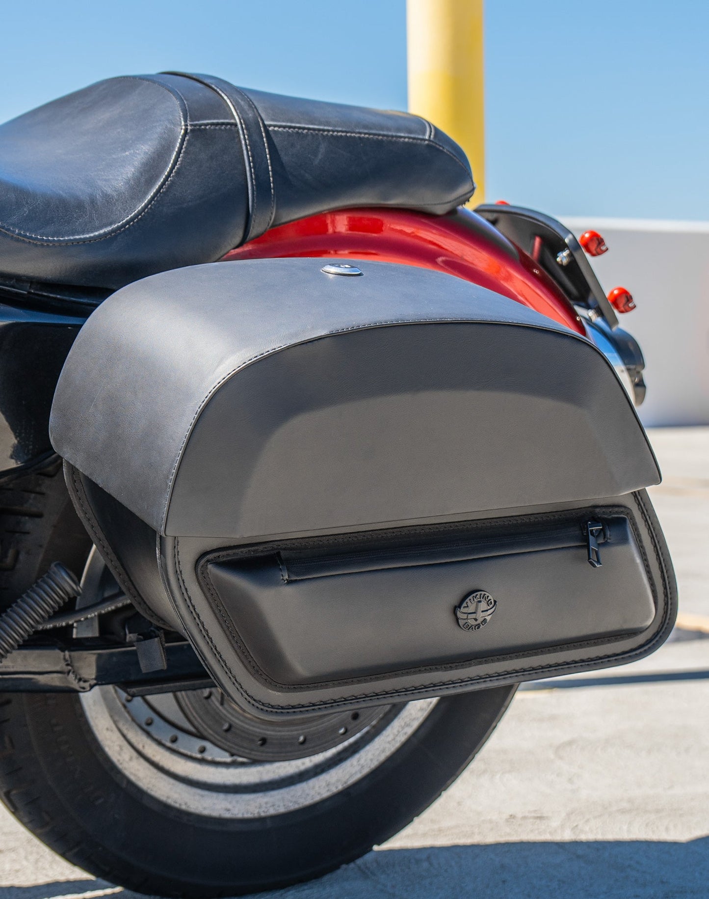 28L - Pantheon Medium Quick Mount Motocicleta Alforjas para Harley Sportster 883 Custom XL883C/XLH883C